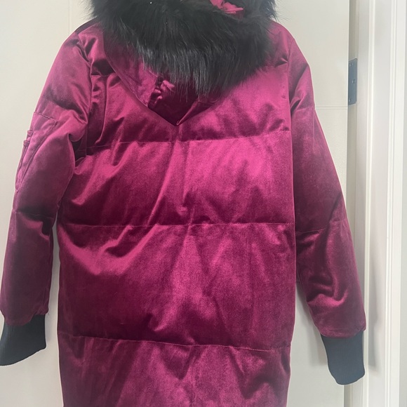 Beautiful Guess Winter Jacket - Picture 2 of 4